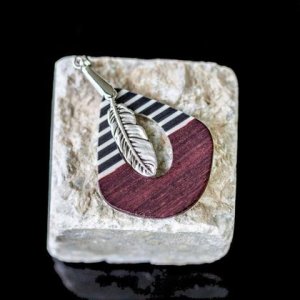 Anhänger Holz mit Resin schwarz/weiß, mit Feder