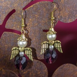 Ohrhänger Engel goldfarben mit violetter Glasschliffperle