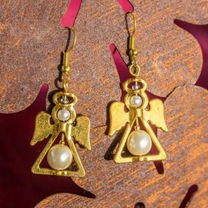 Engel goldfarben mit weißer Glasperle