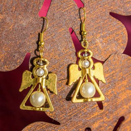 Engel goldfarben mit weißer Glasperle