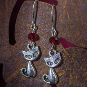 Ohrhänger Katze mit roter Glasschliffperle