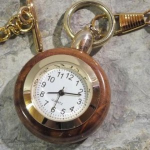 Taschenuhr aus Zwetschkenholz