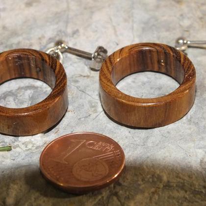 Ohrringe aus Goldregenholz