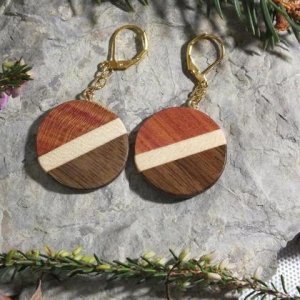 Ohrringe aus Kirsche, Ahorn und Nussbaum