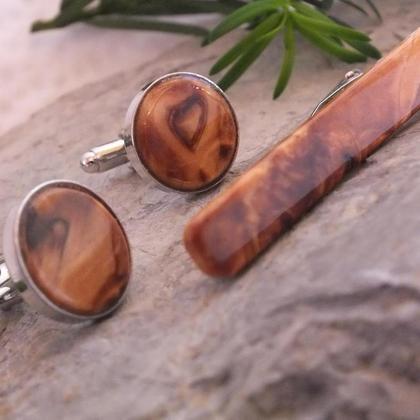 Set Krawattennadel und Manschettenknöpfe aus gestockter Birke