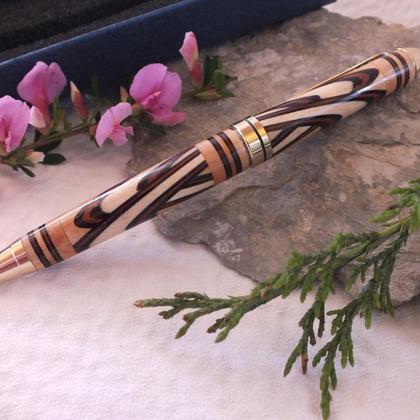 Kugelschreiber aus Esche mit Bogenmuster aus Wenge und Bubinga