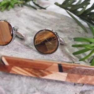 Set Krawattennadel und Manschettenknöpfe aus vielen kleinen Holzstücken