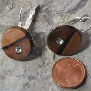 Ohrringe aus Wildkirsche mit Strassstein in runder Fassung