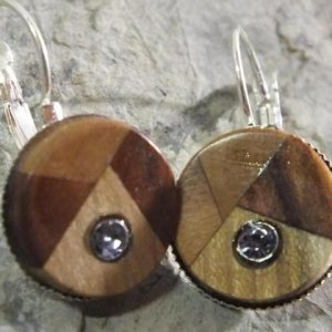 Ohrringe aus 3 Holzarten mit Strassstein in runder Fassung