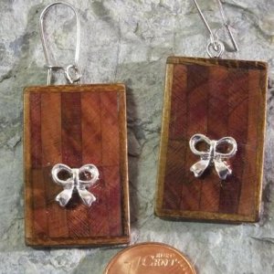 Ohrringe aus Zwetschke und Olive mit silberner Masche