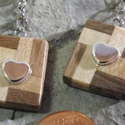 Ohrringe aus Ahorn und Nussbaum mit silbernem Herz - Image 2