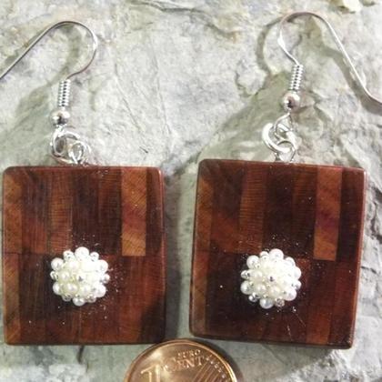 Ohrringe aus Zwetschke mit Blume aus Perlen