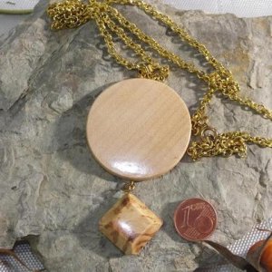 Halskette mit Anhänger aus 2 Holzarten