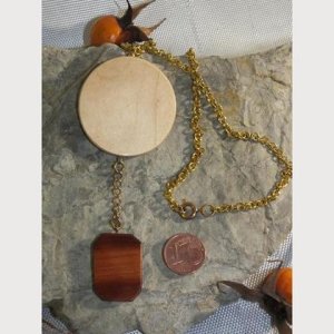 Halskette mit Anhänger aus 2 Holzarten