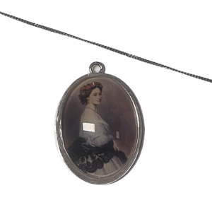 Kette – Portrait mit Rosenkrone