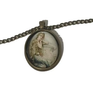 Kette – Nixe an Mauer