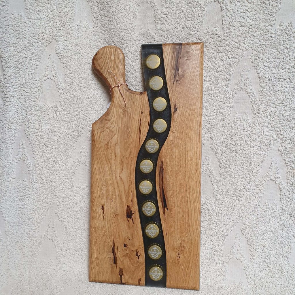 Servierbrett mit Kronenkapseln