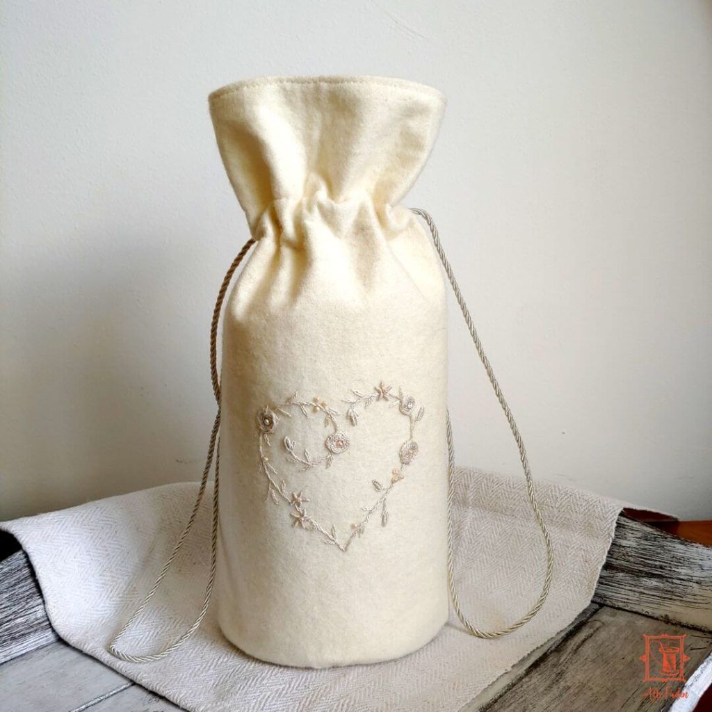 handbestickter Brautbeutel aus elfenbeinfarbener Wolle mit Süßwasser-Perlen