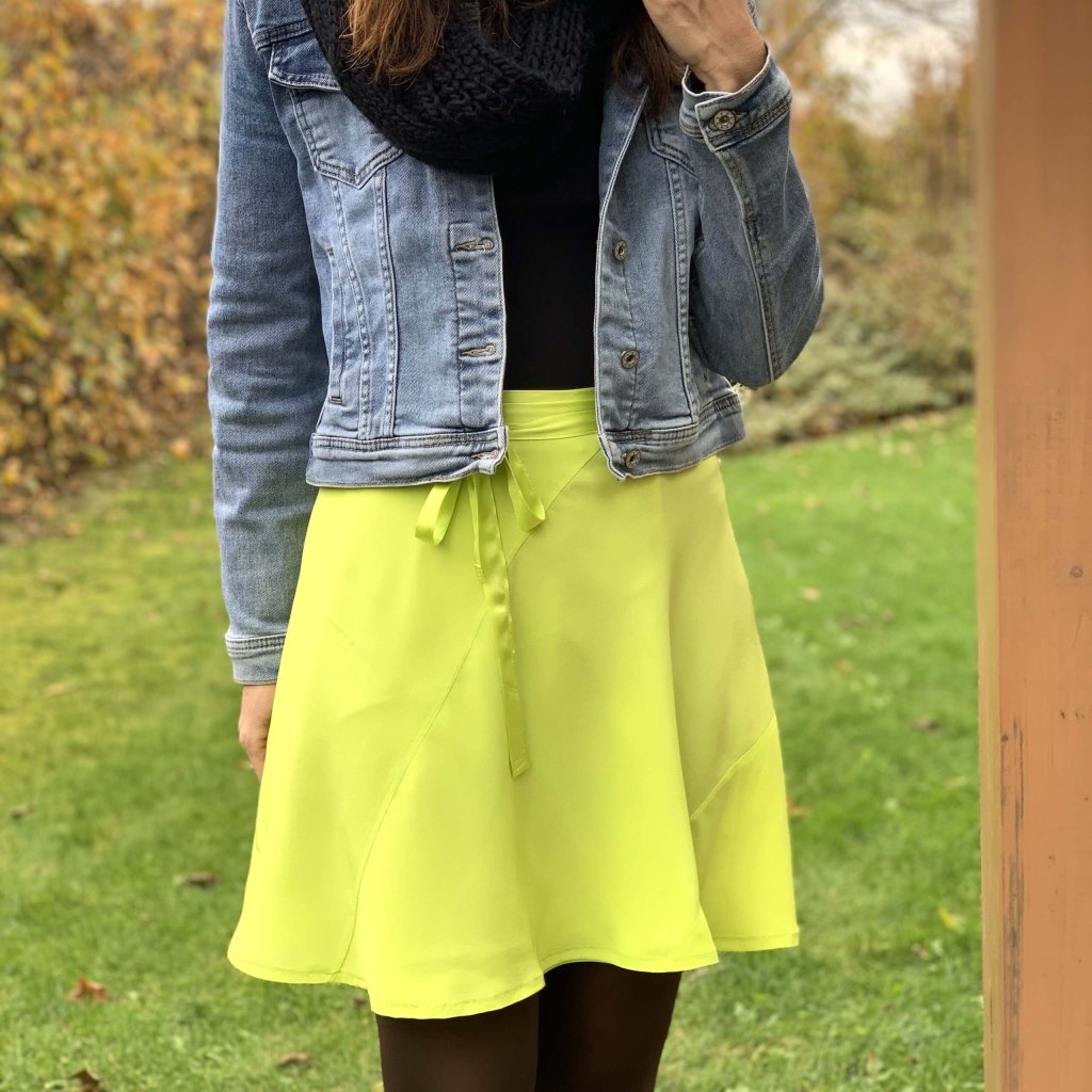 Kurzer Wickelrock in zitronengelb