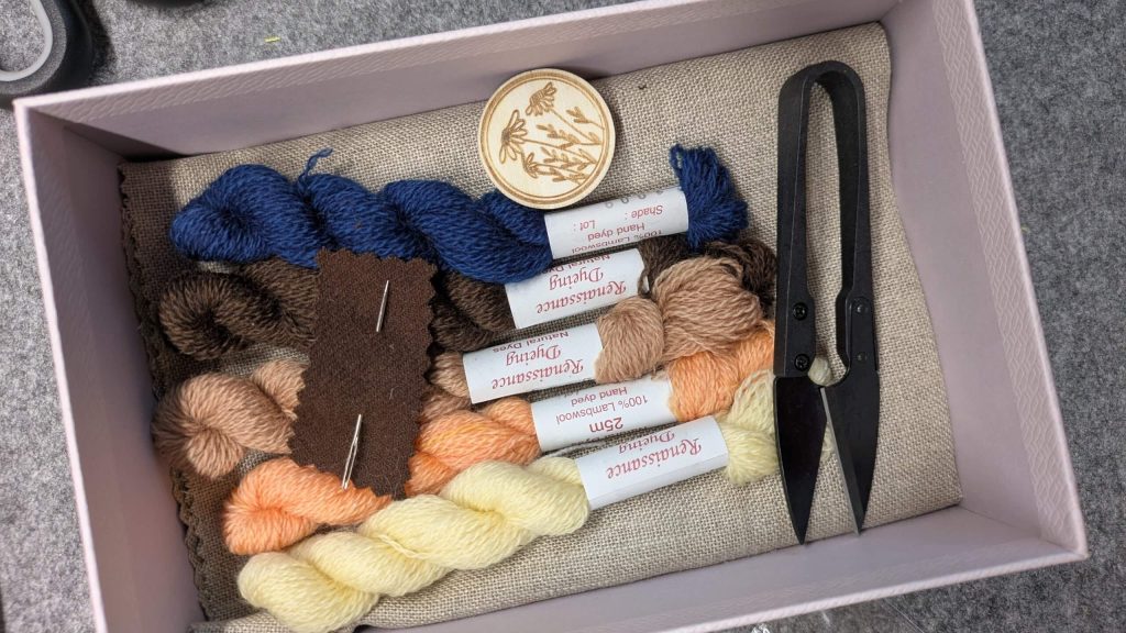 Stickerei-Box mit pflanzlich gefärbten Wollfäden