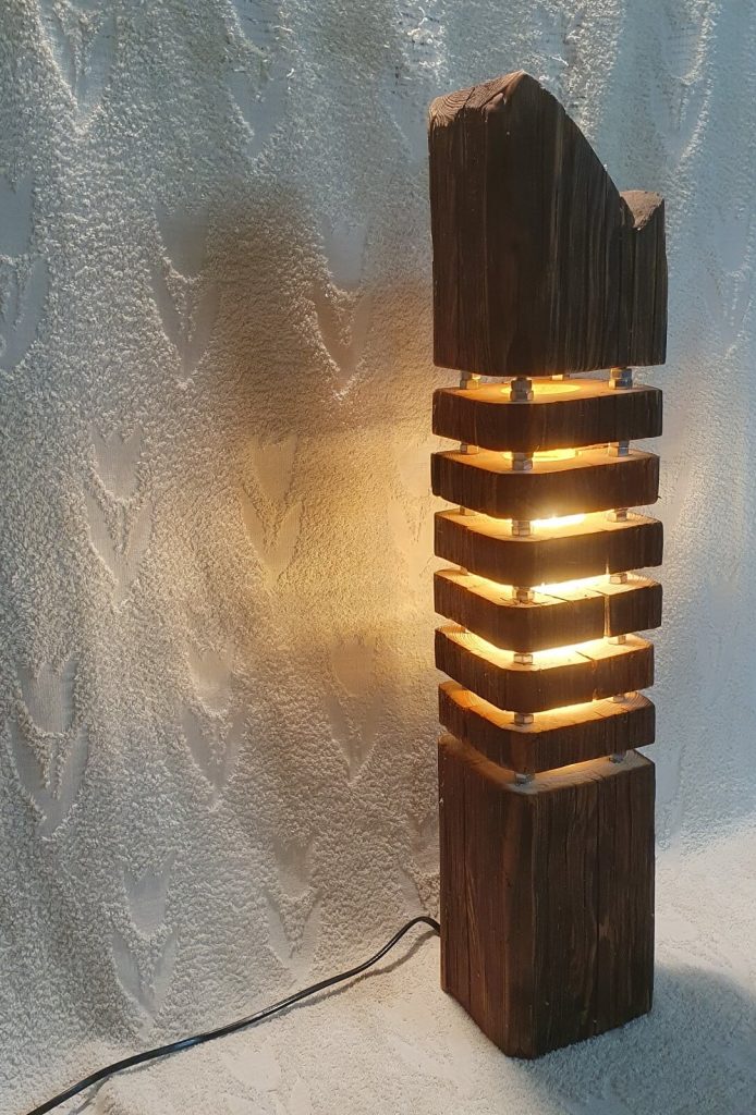 Tischlampe aus Altholzbalken
