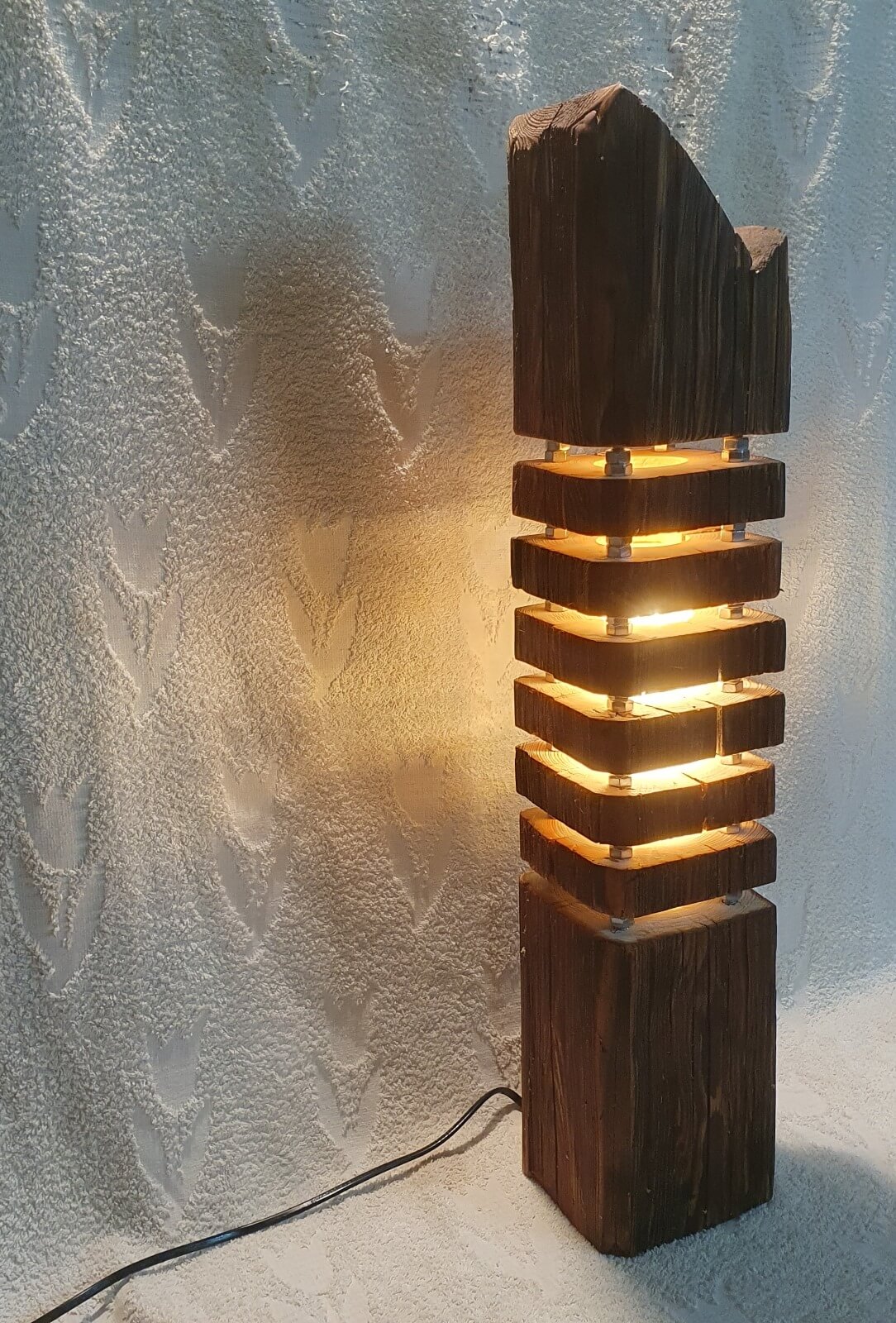 Tischlampe aus Altholzbalken