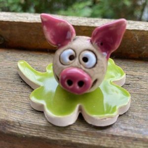 Glücksbringer Schwein auf Kleeblatt