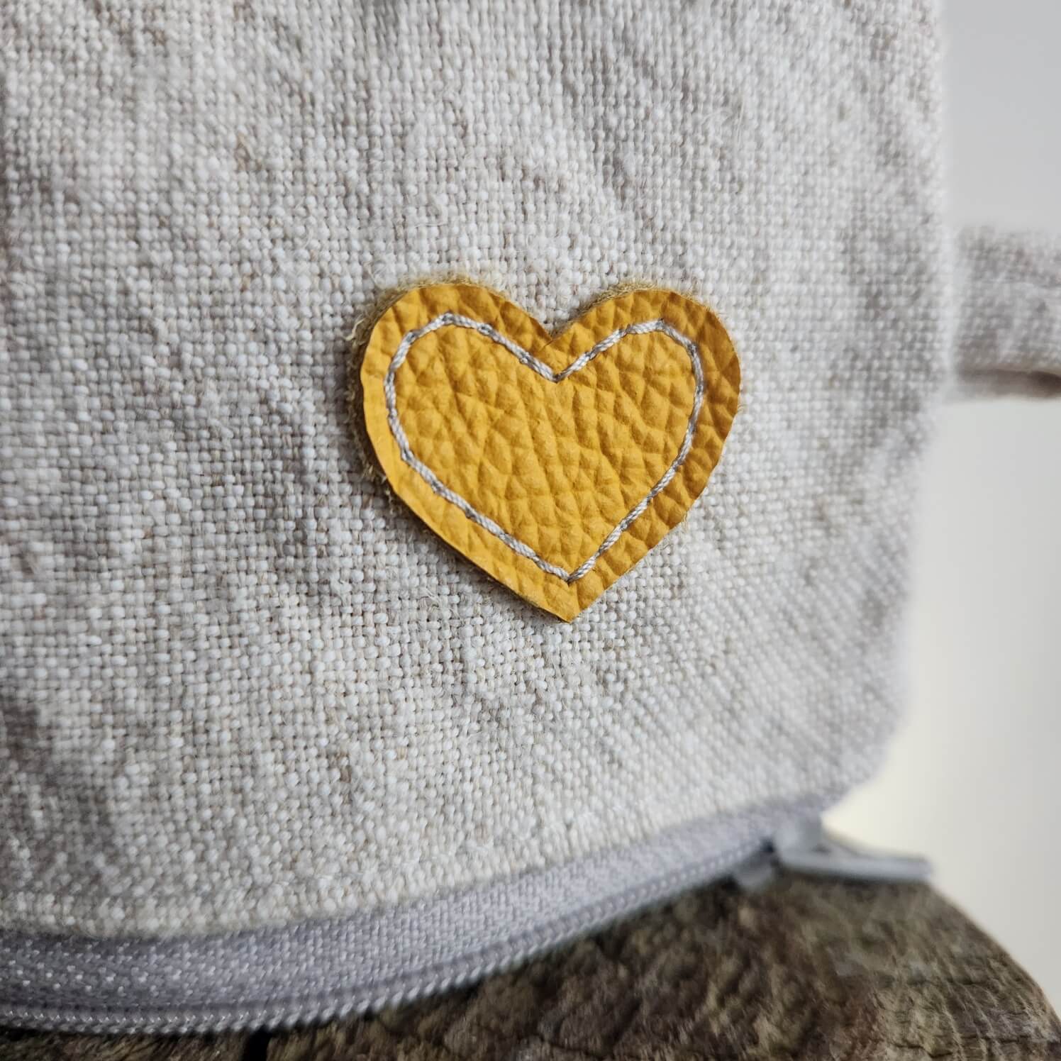 zweiBAG GELBES LEDERHERZ auf uraltem Leinen - Image 4