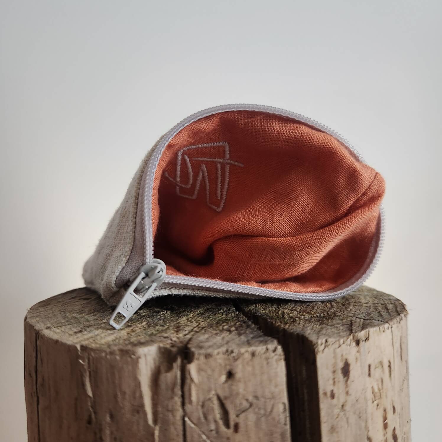 zweiBAG GELBES LEDERHERZ auf uraltem Leinen - Image 3