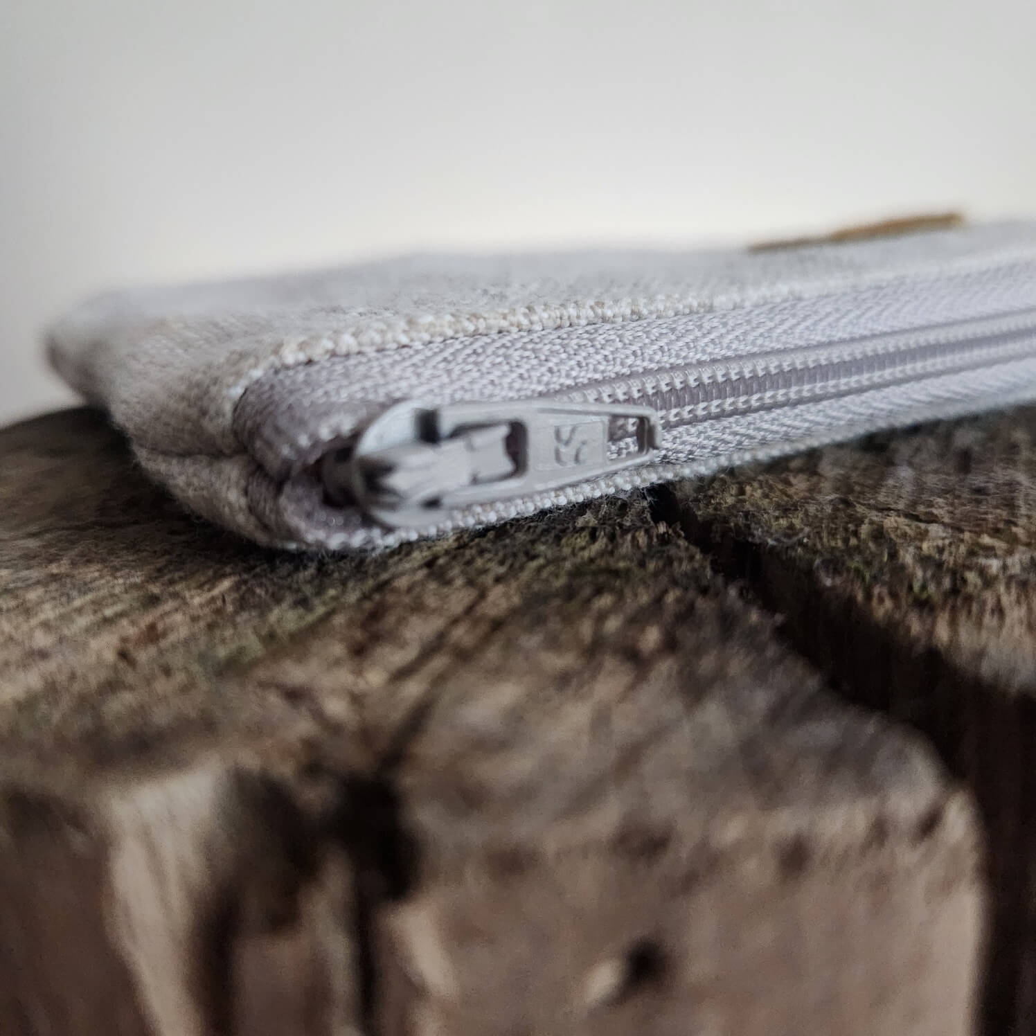 zweiBAG GELBES LEDERHERZ auf uraltem Leinen - Image 2