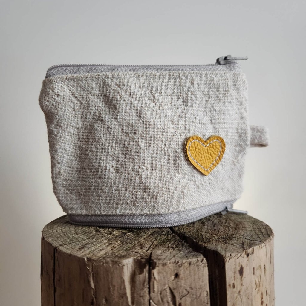 zweiBAG GELBES LEDERHERZ auf uraltem Leinen