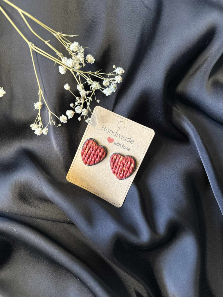 Rote Herz-Ohrstecker aus Polymer Clay