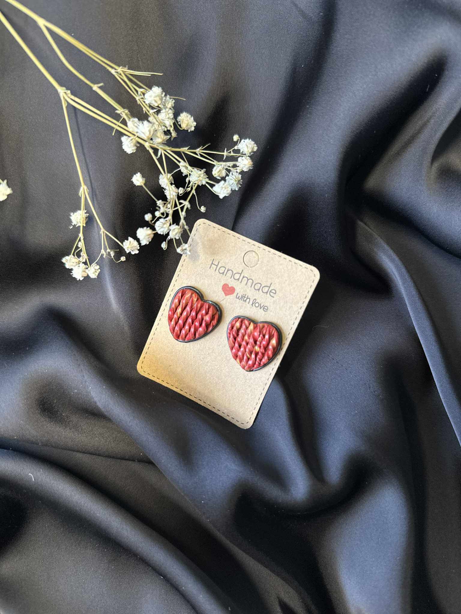 Rote Herz-Ohrstecker aus Polymer Clay