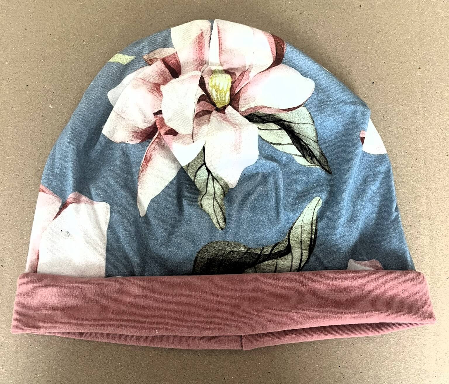 Wendehaube hellblau mit großen Blüten