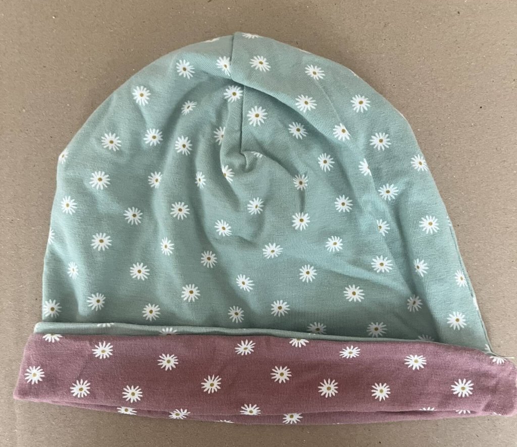 Wendehaube hellgrün / altrosa mit kleinen Blümchen