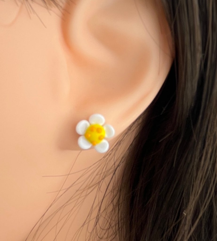 Ohrstecker Blume weiß gelb