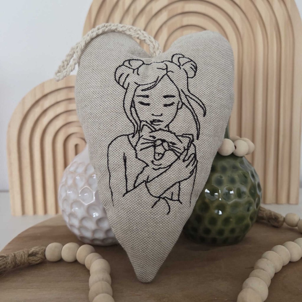 Stoffherz mit süßem Katzenmädchen