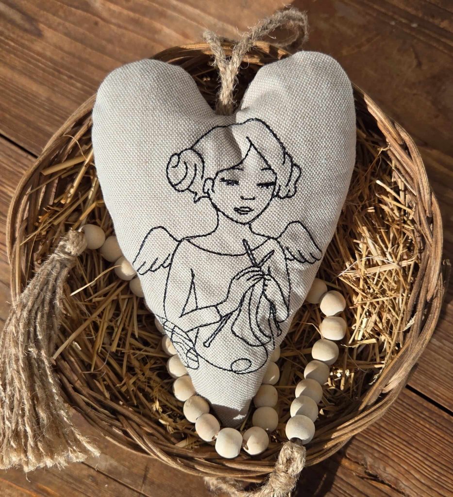 Stoffherz mit strickendem Engel
