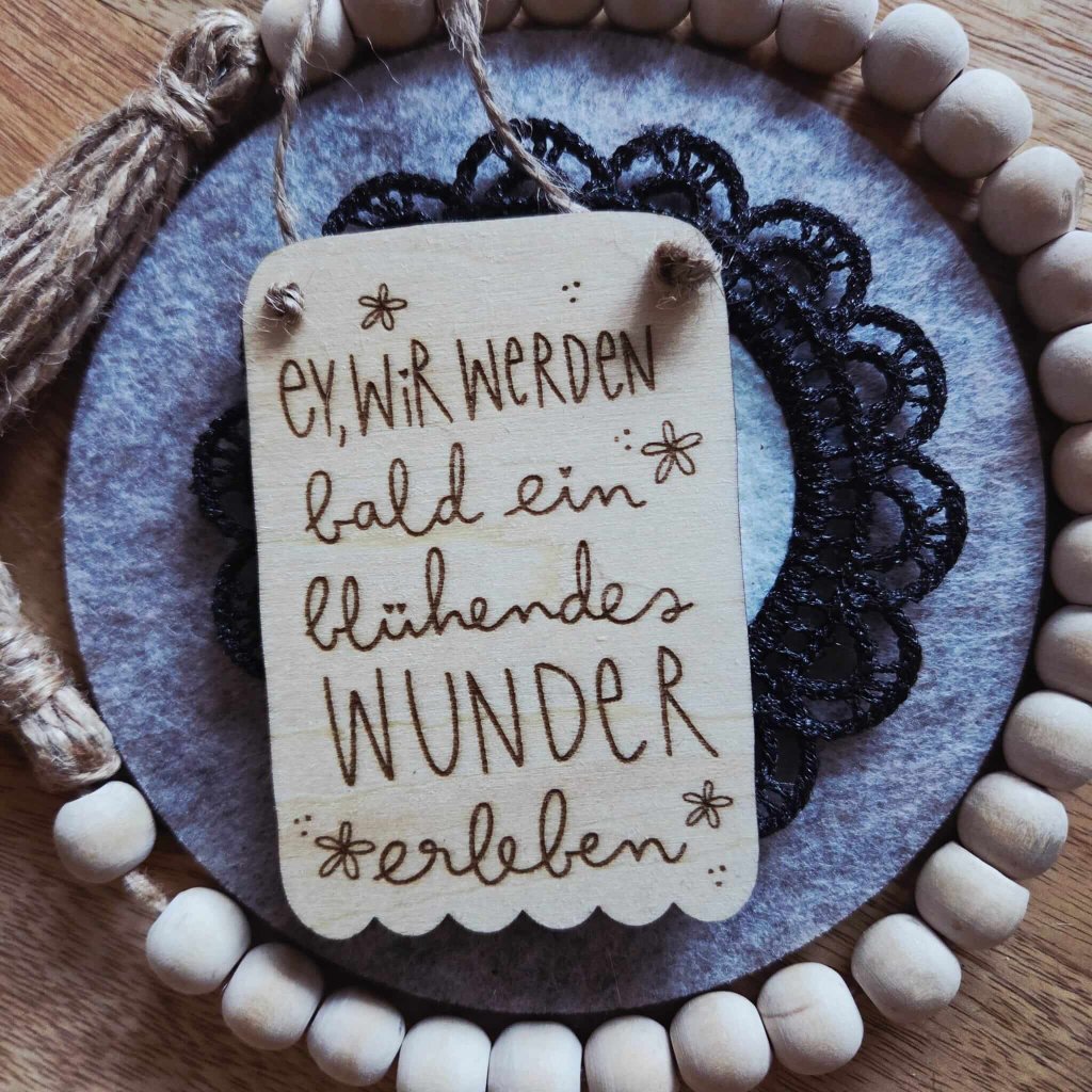 Holzschild "blühendes Wunder"