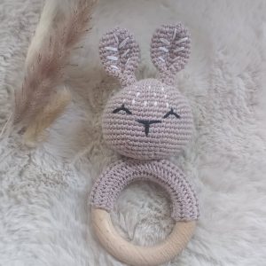 Gehäkelter Hasen-Greifling beige mit Rassel und Holzring