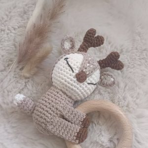 Gehäkelter Bambie-Greifling beige mit Rassel und Holzring