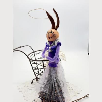 Lavendelhäsin im Tüllrock