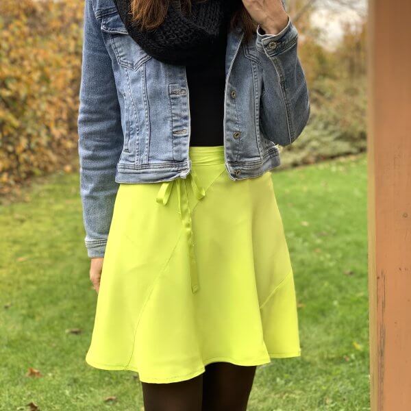Kurzer Wickelrock in zitronengelb