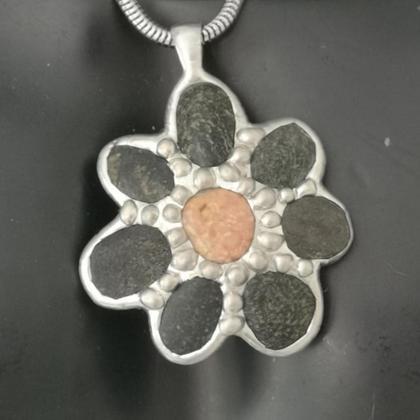 Blume aus Naturstein