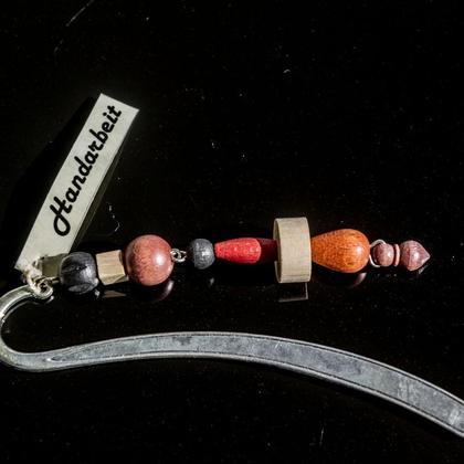 Lesezeichen mit Holzperlen