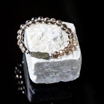 Armband aus Glasschliffperlen smoke mit Feder