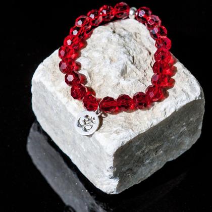 Armband aus Glasschliffperlen rot mit Om-Symbol