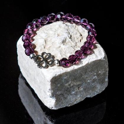 Armband aus Glasschliffperlen violett mit Kleeblatt