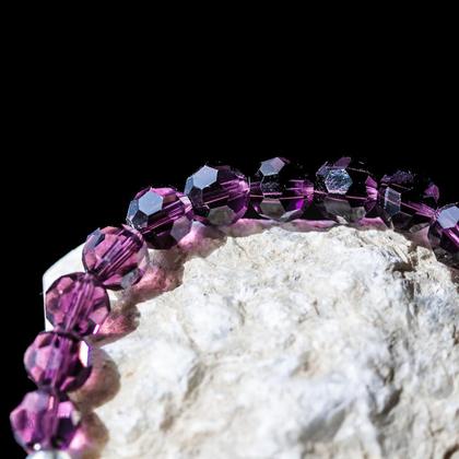 Armband aus Glasschliffperlen violett mit Kleeblatt - Image 3