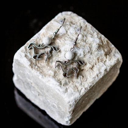 Ohrhänger Pferd mit Howlith-Kugel